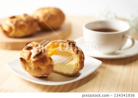 Choux à la crème：法式甜點的形象 134341936