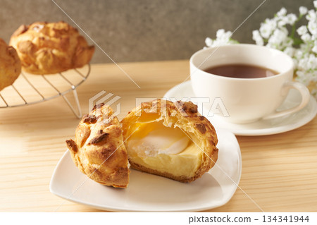 Choux à la crème: the image of French confectionery Choux à la crème: the image of French confectionery 134341944