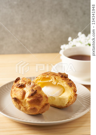 Choux à la crème:法式甜點的形象 Choux à la crème:法式甜點的形象 134341948