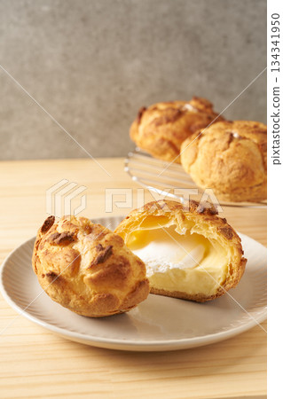 Choux à la crème: the image of French confectionery Choux à la crème: the image of French confectionery 134341950