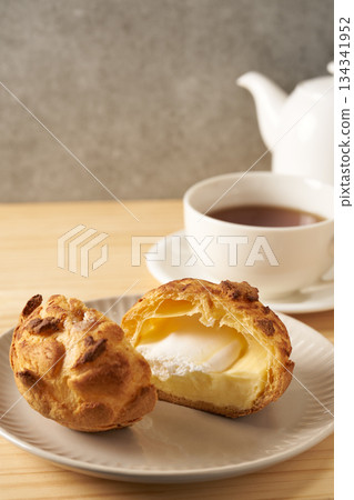 Choux à la crème: the image of French confectionery 134341952