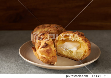Choux à la crème:法式甜點的形象 Choux à la crème:法式甜點的形象 134341958