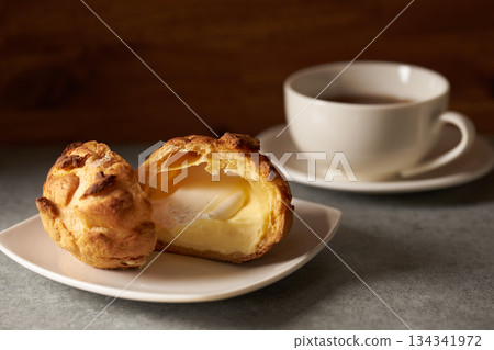 Choux à la crème: the image of French confectionery Choux à la crème: the image of French confectionery 134341972