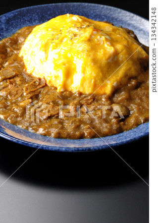 煎蛋咖哩飯,以黑色背景拍攝 煎蛋咖哩飯,以黑色背景拍攝 134342148