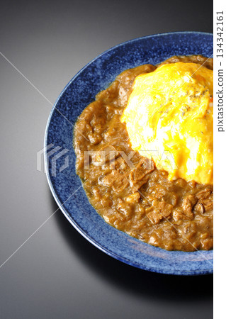 煎蛋咖哩飯，以黑色背景拍攝 134342161