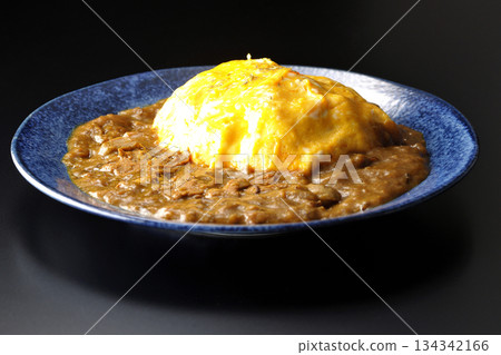 煎蛋咖哩飯,以黑色背景拍攝 煎蛋咖哩飯,以黑色背景拍攝 134342166