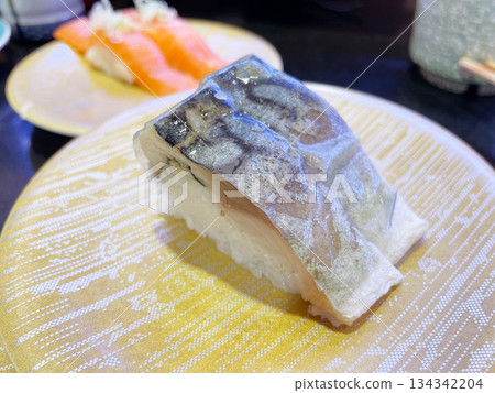 大名鯖魚壓制壽司：用肥美的鯖魚製成的壽司。 134342204