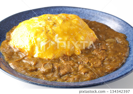 白色背景上的煎蛋咖哩飯照片 134342397