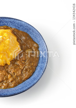 白色背景上的煎蛋咖哩飯照片 134342416
