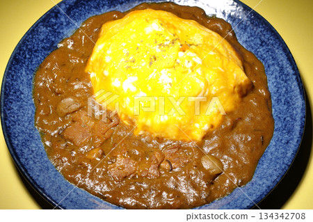 Omelet curry rice 134342708
