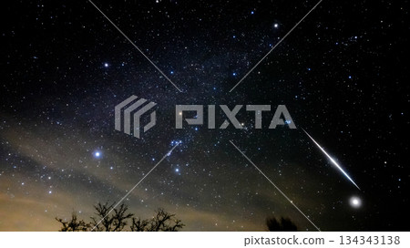 冬日星空下的星座與一顆流星 134343138