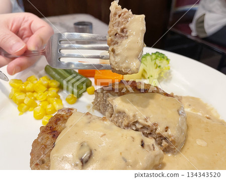 漢堡牛排佐牛肝菌奶油醬；西式菜餚，配上濃鬱的奶油醬。 134343520