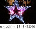 星形照明燈在夜裡閃耀 星形照明燈在夜裡閃耀 134343840