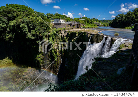從上游觀景點看到的川瀑佈景色 134344764
