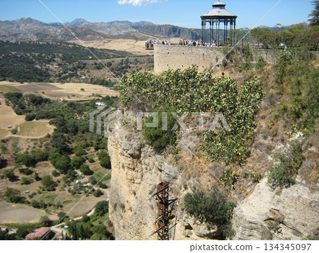 從懸崖頂上的觀景點可以俯瞰龍達小鎮。 134345097