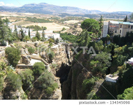 從龍達城望去，一條峽谷蜿蜒穿過這座城市。 134345098