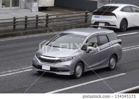 小型汽車在路上行駛 134345173