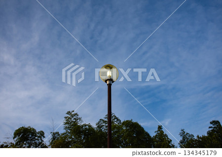 黃昏時分，圓形路燈亮了起來。 134345179
