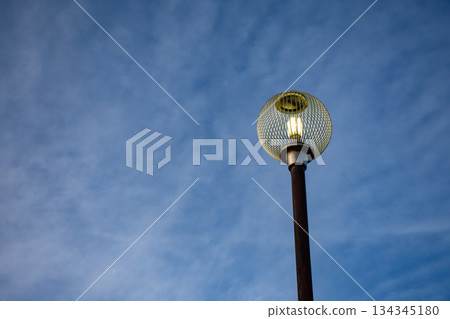 黃昏時分，圓形路燈亮了起來。 134345180