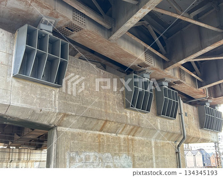 高架橋吸音板 134345193