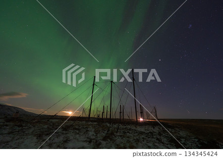 冰島冬季的月光與北極光 134345424