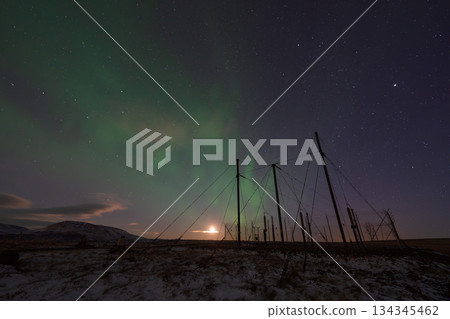 冰島冬季的月光與北極光 134345462
