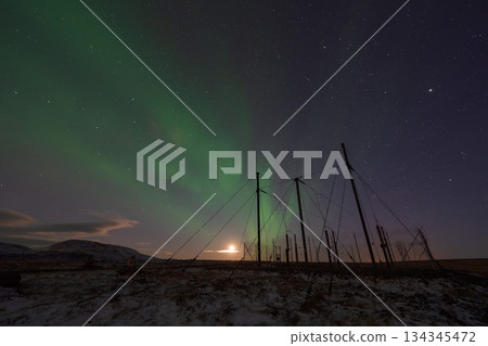 冰島冬季的月光與北極光 134345472