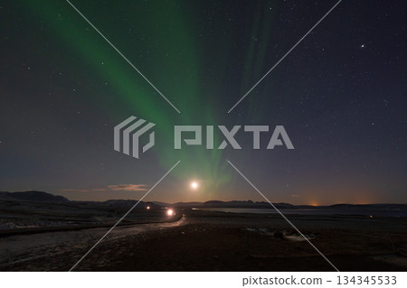 冰島的夜景，月亮和極光盡收眼底 134345533
