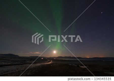 冰島的夜景，月亮和極光盡收眼底 134345535