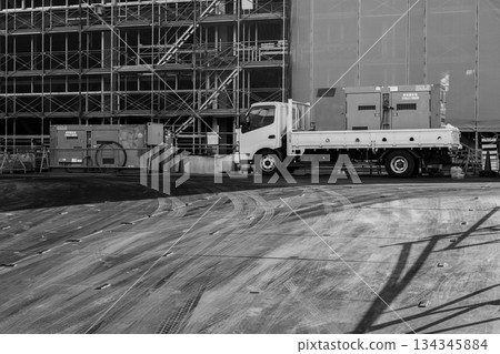 卡車正將發電機運送到建築工地 134345884