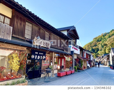 A retro townscape under the clear blue autumn sky (Asukejuku, Toyota City, Aichi Prefecture) A retro townscape under the clear blue autumn sky (Asukejuku, Toyota City, Aichi Prefecture) 134346102