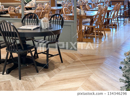咖啡廳椅和桌子 134346296