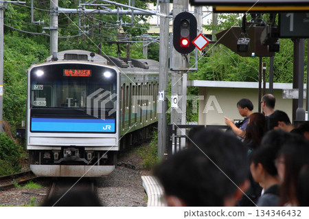 仙石線205系列車抵達松島海岸站，許多遊客正在那裡等候。 134346432