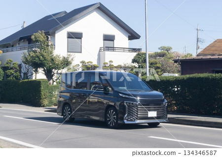 單廂式小型貨車在路上行駛 單廂式小型貨車在路上行駛 134346587