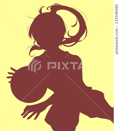 女孩打籃球的剪影 134346980