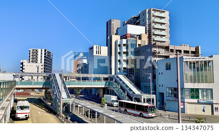 藍天下的車站正面景觀（愛知縣岡崎市JR岡崎站東側） 134347075