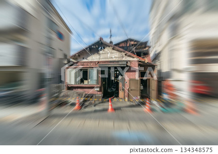 一座昭和時代木屋被大火徹底燒毀的現場 134348575