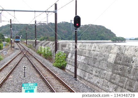 205系列車在仙石線上抵達陸前大塚站（2025年：地震後） 134348729