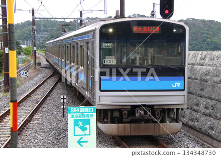 205系列車在仙石線上抵達陸前大塚站（2025年：地震後） 134348730