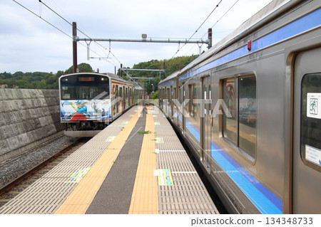 2025年地震後，一列仙石線205系列車停靠在陸前大塚站。 134348733