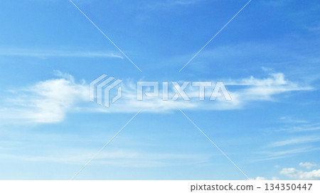 一團卷雲高速掠過。 16:9（固定鏡頭） 134350447