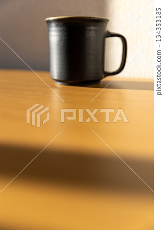 桌上的咖啡杯（豎起） 134353185