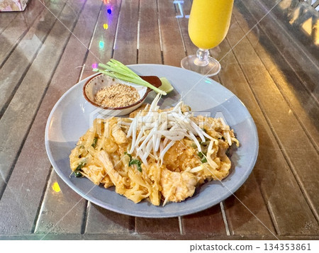 Delicious fresh Thai pad thai with chicken in an outdoor cafe 134353861