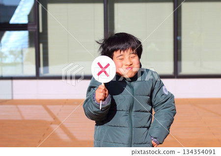 一個帶標籤的男孩 134354091