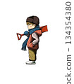 冬天的衣服的男孩 134354380