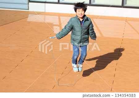 孩子們玩繩子 孩子們玩繩子 134354383