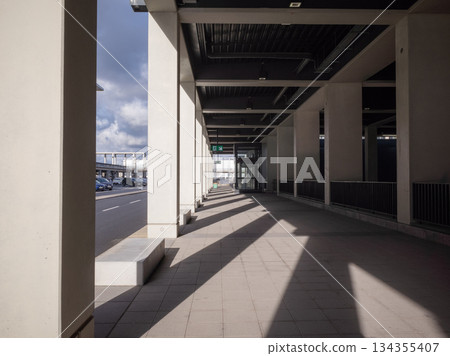 【德國】柏林勃蘭登堡國際機場入口前排列的混凝土柱及其陰影 134355407