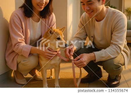 傍晚時分，一對日本夫婦在入口處準備帶著寵物散步。 134355674