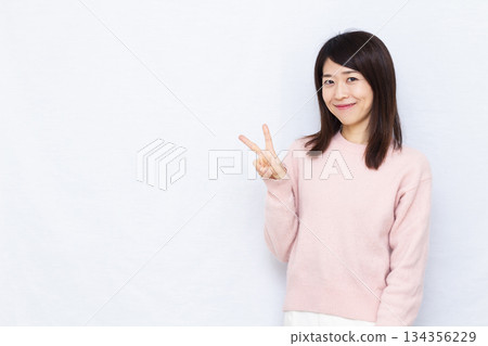 做和平標誌的婦女 134356229