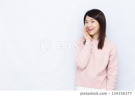 微笑的女人低聲說 134356377